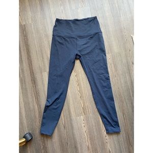 Beyond Yoga Size Medium Blue Midi 7/8 leggings Softmark high rise
